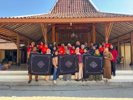 Perempuan Banyusoco Suka Membatik